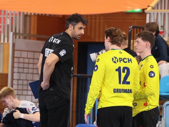 GER HBL2 Saison 2026 2027 VfL Potsdam vs EULEN Ludwigshafen, 19.09.26, MBS Arena, Potsdam Marko KOPLJAR (1.VfL Potsdam_Co-Trainer) im Gespräch mit Potsdams Keeper Maximilian GRUNDMANN(1.VfL Potsdam 12) und Frederik HÖLER (1.VfL Potsdam 1)