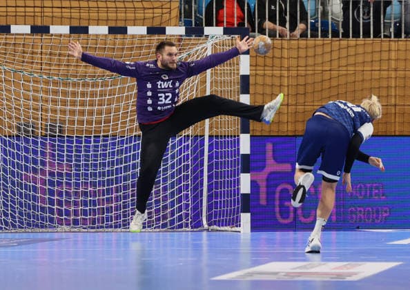 GER HBL2 Saison 2026 2027 VfL Potsdam vs EULEN Ludwigshafen, 19.09.26, MBS Arena, Potsdam Janis BOIECK (Eulen Ludwigshafen 32) pariert den Strafwurf von Tim HILDENBRAND (1.VfL Potsdam 20), Siebenmeter, Torhüter