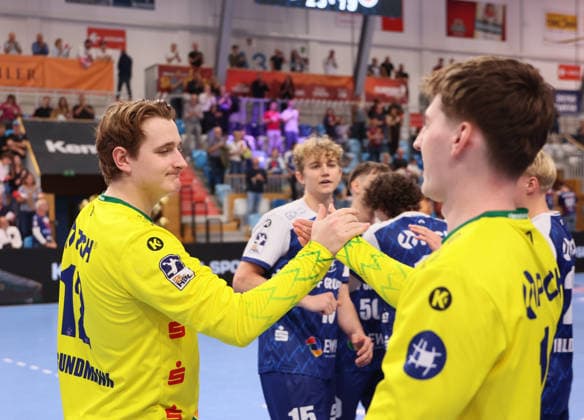 GER HBL2 Saison 2026 2027 VfL Potsdam vs EULEN Ludwigshafen, 19.09.26, MBS Arena, Potsdam Abklatschen nach dem Heimsieg, Maximilian GRUNDMANN(1.VfL Potsdam 12), Frederik HÖLER (1.VfL Potsdam 1)