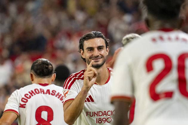 SEVILLA, SPAIN - SEPTEMBER 19: Juan Iglesias (N2) celebrates Sevilla FC first goal during La Liga match between Sevilla and Barcelona at the Estadio Ramon Sanchez Pizjuan on the 19th of september, 2026 in Sevilla, Spain Copyright: xAndresxLopezxSheridanxx xSPPx Sportspressphoto_SPR235218