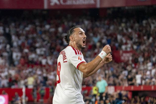 SEVILLA, SPAIN - SEPTEMBER 19: Giorgi Kochorashvili (N8) celebrates Sevilla FC first goal during La Liga match between Sevilla and Barcelona at the Estadio Ramon Sanchez Pizjuan on the 19th of september, 2026 in Sevilla, Spain Copyright: xAndresxLopezxSheridanxx xSPPx Sportspressphoto_SPR235219