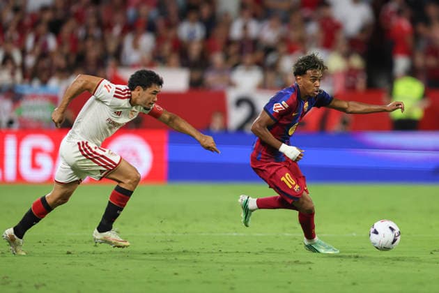 Lamine Yamal of FC Barcelona, Barca and Gabriel Suazo of Sevilla FC Copyright: xx AP_2627_SEV_BAR_010