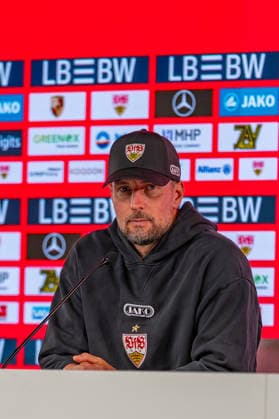 1. Fußball Bundesliga: VfB Stuttgart vs. Borussia Dortmund; 19.09.2026 Stuttgart, GERMANY - 19. September 2026: Sebastian Hoeneß (VfB Stuttgart, Trainer) während der Pressekonferenz nach dem Spiel zwischen dem VfB Stuttgart und Borussia Dortmund am 4. Spieltag der 1. Fußball Bundesliga in der MHP ARENA. Copyright: xBEAUTIFULxSPORTS Steinx