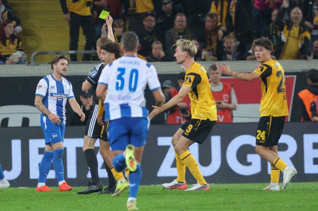 19.09.2026, xtgx, Fussball 2. Bundesliga, SG Dynamo Dresden - Hertha BSC Berlin, v.l. Mads Pedersen (Hertha, 22) Gelbe Karte, yellow card (DFL DFB REGULATIONS PROHIBIT ANY USE OF PHOTOGRAPHS as IMAGE SEQUENCES and or QUASI-VIDEO) Dresden