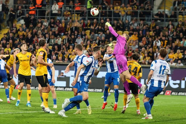 Deutschland: 2. Bundesliga 2026 2027, 7. Spieltag, Dynamo Dresden - Hertha BSC, Rudolf-Harbig-Stadion (Dresden): Marius Gersbeck (Hertha BSC, 35) mit der Faustabwehr nach gefährlicher Ecke Copyright: xLucasxWalterx