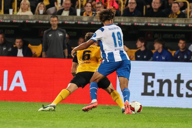 Deutschland: 2. Bundesliga 2026 2027, 7. Spieltag, Dynamo Dresden - Hertha BSC, Rudolf-Harbig-Stadion (Dresden): Zweikampf von Nicolai Rapp (Dynamo Dresden, 6) und Oluwaseun Adewumi (Hertha BSC, 19) Copyright: xLucasxWalterx