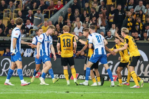 Deutschland: 2. Bundesliga 2026 2027, 7. Spieltag, Dynamo Dresden - Hertha BSC, Rudolf-Harbig-Stadion (Dresden): Dresden unzufrieden mit dem Christian Dingert Copyright: xLucasxWalterx