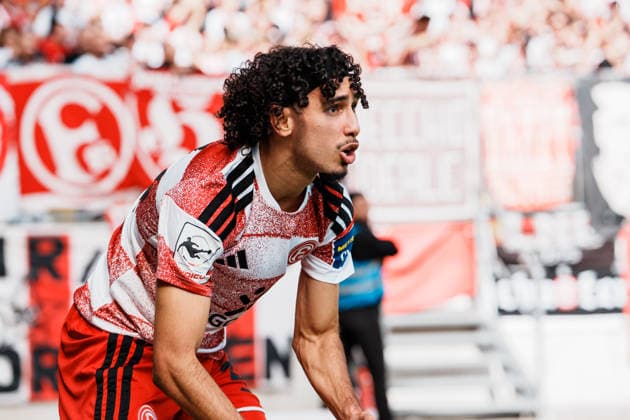 Deutschland: Fussball 3. Liga 2026 - 2027, 7. Spieltag - Alemannia Aachen vs Fortuna Düsseldorf - Tivoli (Aachen): Anas Slimani (Fortuna Düsseldorf, 34) nah, Porträt, Einwurf, sucht Mitspieler, Spielaufbau Copyright: xThiemoxRudolphx