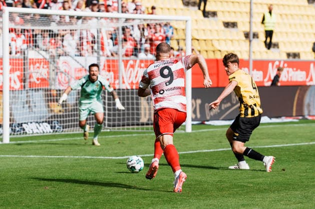 Deutschland: Fussball 3. Liga 2026 - 2027, 7. Spieltag - Alemannia Aachen vs Fortuna Düsseldorf - Tivoli (Aachen): Eric Hottmann (Fortuna Düsseldorf, 9) Sprint zum Ball, Dylan Leonard (Alemannia Aachen, 4) klärt, verteidigt, Manuel Riemann (Alemannia Aachen, 1) Copyright: xThiemoxRudolphx