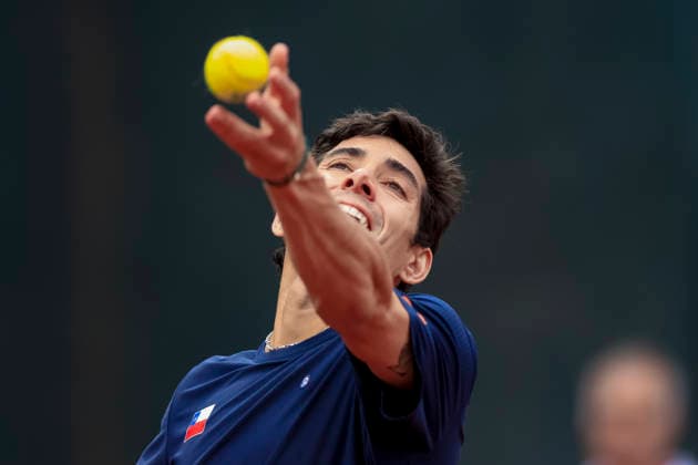 Tenis, Chile vs Espana. Copa Davis 2026. El jugador de Chile Cristian Garin realiza su servicio durante el partido de singles de la Copa Davis valido por la segunda ronda de clasificatorios para el Grupo Mundials, disputado en el Court Central Anita Lizana, Parque Estadio Nacional en Santiago de Chile. 19 09 2026 Pepe Alvujar Photosport Tenis, Chile vs Espana. Copa Davis 2026. Chilean player Cristian Garin performs his serve during the Davis Cup singles match valid for the second round of qualifiers for the World Group, played at the Anita Lizana Central Court, National Stadium Park in Santiago, Chile. 19 09 2026 Pepe Alvujar Photosport Chile vs Espana dia 1, Copa Davis 2026 