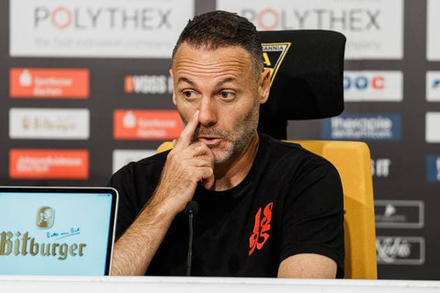 Deutschland: Fussball 3. Liga 2026 - 2027, 7. Spieltag - Alemannia Aachen vs Fortuna Düsseldorf - Tivoli (Aachen): Alexander Ende (Trainer Fortuna Düsseldorf) in der Pressekonferenz, PK, nach dem Spiel, ernst, Mimik, nachdenklich, Analyse Copyright: xThiemoxRudolphx