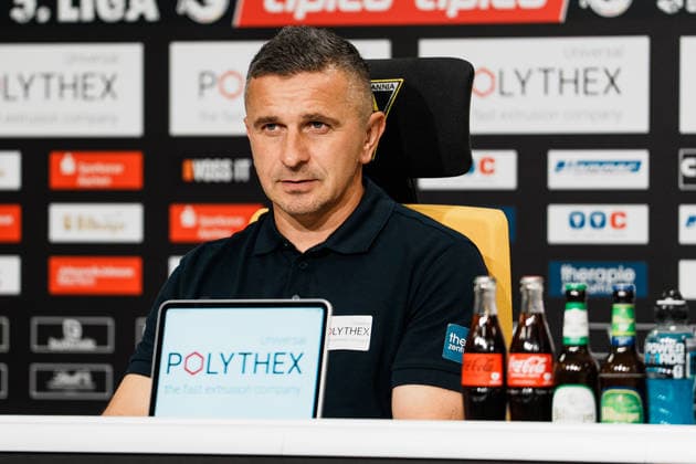 Deutschland: Fussball 3. Liga 2026 - 2027, 7. Spieltag - Alemannia Aachen vs Fortuna Düsseldorf - Tivoli (Aachen): Mersad Selimbegovic (Trainer Alemannia Aachen) in der Pressekonferenz, PK, nach dem Spiel, Mimik, Analyse, ernst Copyright: xThiemoxRudolphx