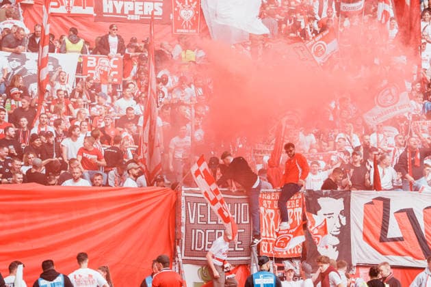 Deutschland: Fussball 3. Liga 2026 - 2027, 7. Spieltag - Alemannia Aachen vs Fortuna Düsseldorf - Tivoli (Aachen): roter Rauch im Fortuna - Gästeblock, Auswärtsfans, Pyro, Feuerwerk Copyright: xThiemoxRudolphx