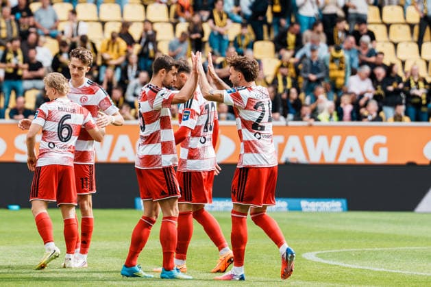 Deutschland: Fussball 3. Liga 2026 - 2027, 7. Spieltag - Alemannia Aachen vs Fortuna Düsseldorf - Tivoli (Aachen): Motivation vor dem Spiel, Fabian Schleusener (Fortuna Düsseldorf, 24), Matthias Zimmermann (Fortuna Düsseldorf, 25), Handschlag Copyright: xThiemoxRudolphx