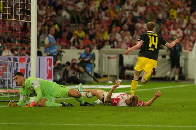 1. Bundesliga, , Meisterschaft4. Spieltag, 2026 2027, VFB Stuttgart vs. Borussia Dortmund, 19.09.2026, MHP Arena, Stuttgart, Germany, Maximilian BEIER Borussia Dortmund re. erzielt das 0 zu 1 für die Borussia Dortmund, li. kommt Finn JELTSCH VFB Stuttgart zu spät, li. außen Torwart Fabian BREDLOW VFB Stuttgart ist machtlos Stuttgart MHP Arena Baden-Württemberg Germany Copyright: xGaetanoxDixRosax