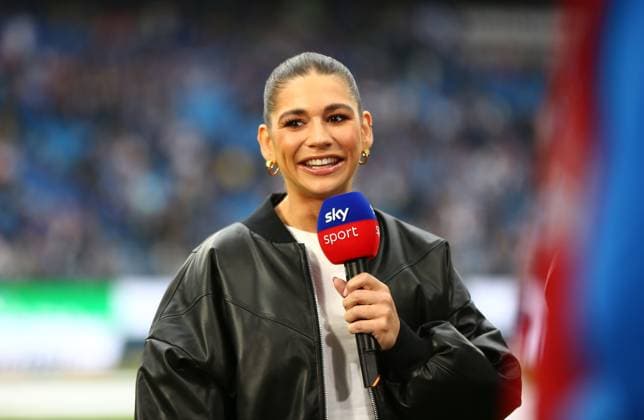 19.09.2026, xcex, GER, Hamburg, Volksparkstadion, 1. Bundesliga, Saison 2026 2027, Spieltag 4, HSV, FC, Hamburger SV - 1. FC Koeln, Jana Wosnitza (Moderatorin, Sky) DFL regulations prohibit any use of photographs as image sequences and or quasi-video