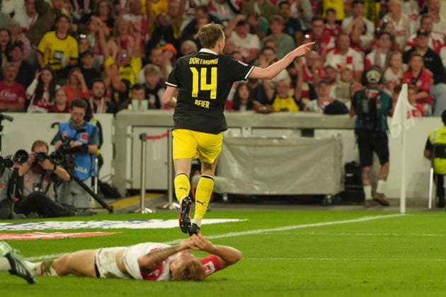 1. Bundesliga, , Meisterschaft4. Spieltag, 2026 2027, VFB Stuttgart vs. Borussia Dortmund, 19.09.2026, MHP Arena, Stuttgart, Germany, Maximilian BEIER Borussia Dortmund Mitte erzielt das 0 zu 1 für die Borussia Dortmund und jubelt, li. kommt Finn JELTSCH VFB Stuttgart zu spät, li. außen Torwart Fabian BREDLOW VFB Stuttgart ist machtlos Stuttgart MHP Arena Baden-Württemberg Germany Copyright: xGaetanoxDixRosax