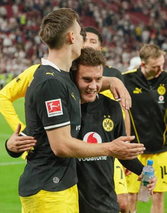 Im Bild: Jubel nach dem Sieg bei v.li. Nico Schlotterbeck (Borussia Dortmund, 4) und Konstantinos Karetsas (Borussia Dortmund, 19) 19.09.2026, VfB Stuttgart - Borussia Dortmund, 1. Bundesliga, 4. Spieltag, Deutschland, Stuttgart, MHP Arena, DFL REGULATIONS PROHIBIT ANY USE OF PHOTOGRAPHS AS IMAGE SEQUENCES AND OR QUASI-VIDEO. Copyright: HMBxMedia xJulienxBecker