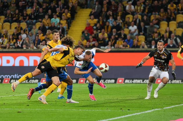 19.09.2026, xtgx, Fussball - 2.Bundesliga Dynamo Dresden - Hertha BSC Berlin v.l. Das Tor zum 1:2 durch Oluwaseun Adewumi (Hertha, 19) wird wegen Handspiels aberkannt (DFL DFB REGULATIONS PROHIBIT ANY USE OF PHOTOGRAPHS as IMAGE SEQUENCES and or QUASI-VIDEO) Dresden