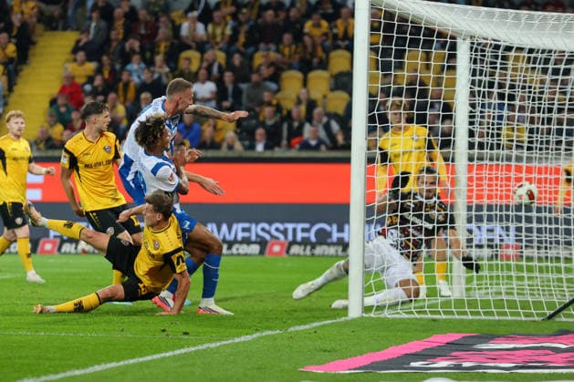 19.09.2026, xtgx, Fussball - 2.Bundesliga Dynamo Dresden - Hertha BSC Berlin v.l. Das Tor zum 1:2 durch Oluwaseun Adewumi (Hertha, 19) wird wegen Handspiels aberkannt (DFL DFB REGULATIONS PROHIBIT ANY USE OF PHOTOGRAPHS as IMAGE SEQUENCES and or QUASI-VIDEO) Dresden