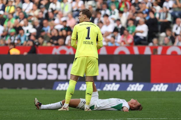 Jan Leszczynski (Borussia Moenchengladbach) liegt verletzt am Boden, Torwart Moritz Nicolas (Borussia Moenchengladbach) hilft ihm waehrend des Spiels der 1. Bundesliga zwischen Borussia Moenchengladbach und 1. FSV Mainz 05, ista-Borussia-Park am 19. September 2026 in Moenchengladbach, Deutschland. (Foto von Oliver Kaelke DeFodi Images) +++ Jan Leszczynski (Borussia Moenchengladbach) injured on the ground, Torwart Moritz Nicolas (Borussia Moenchengladbach) helps him during the Bundesliga match between Borussia Moenchengladbach and 1. FSV Mainz 05 at ista-Borussia-Park on September 19, 2026 in Moenchengladbach, Germany. (Photo by Oliver Kaelke DeFodi Images) DFB DFL REGULATIONS PROHIBIT ANY USE OF PHOTOGRAPHS AS IMAGE SEQUENCES AND OR QUASI-VIDEO. (Photo by Oliver Kaelke DeFodi Images) -