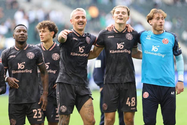 Sheraldo Becker (1.FSV Mainz 05), Phillip Tietz (1.FSV Mainz 05), Kacper Potulski (1.FSV Mainz 05) und Torwart Maximilian Kinzig (1.FSV Mainz 05) Schlussjubel, jubelt nach dem 3:4 Sieg waehrend des Spiels der 1. Bundesliga zwischen Borussia Moenchengladbach und 1. FSV Mainz 05, ista-Borussia-Park am 19. September 2026 in Moenchengladbach, Deutschland. (Foto von Oliver Kaelke DeFodi Images) +++ Sheraldo Becker (1.FSV Mainz 05), Phillip Tietz (1.FSV Mainz 05), Kacper Potulski (1.FSV Mainz 05) und Torwart Maximilian Kinzig (1.FSV Mainz 05) celebrate after winning during the Bundesliga match between Borussia Moenchengladbach and 1. FSV Mainz 05 at ista-Borussia-Park on September 19, 2026 in Moenchengladbach, Germany. (Photo by Oliver Kaelke DeFodi Images) DFB DFL REGULATIONS PROHIBIT ANY USE OF PHOTOGRAPHS AS IMAGE SEQUENCES AND OR QUASI-VIDEO. (Photo by Oliver Kaelke DeFodi Images) -