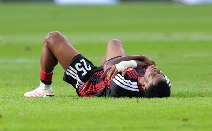 19.09.2026, Fussball Bundesliga, Eintracht Frankfurt - SC Freiburg, v.l., Raphael Onyedika (Eintracht Frankfurt) verletzt an der Schulter DFL DFB REGULATIONS PROHIBIT ANY USE OF PHOTOGRAPHS AS IMAGE SEQUENCES AND OR QUASI-VIDEO. xdcx Copyright: HMBxMedia Claus