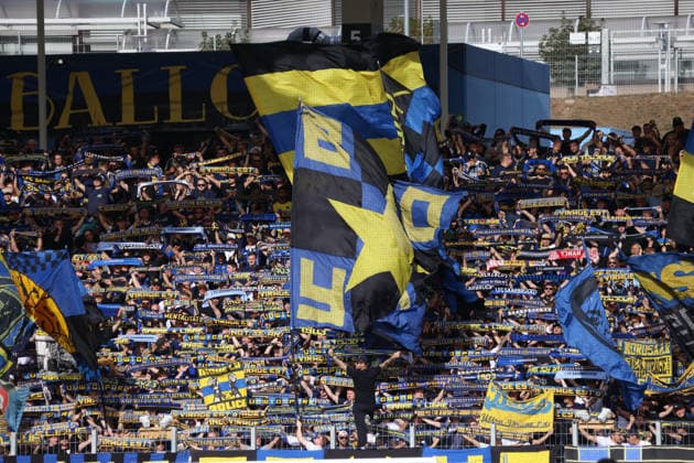19.09.2026, Fussball, Herren, 3. Liga, Saison 2026 2027, 1. FC Saarbrücken - SG Sonnenhof Großaspach, Fans des 1. FC Saarbrücken halten ihre Schals hoch und schwenken Fahnen Saarbrücken Ludwigsparkstadion Saarland Deutschland Copyright: xFabianxKleerx