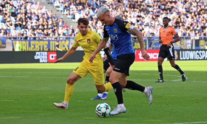 19.09.2026, Fussball, Herren, 3. Liga, Saison 2026 2027, 1. FC Saarbrücken - SG Sonnenhof Großaspach, Elias Rahn (SG Sonnenhof Großaspach) Florian Pick (1. FC Saarbruecken) Saarbrücken Ludwigsparkstadion Saarland Deutschland Copyright: xFabianxKleerx