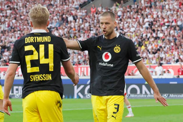 Im Bild: v.li. Daniel Svensson (Borussia Dortmund, 24) und Waldemar Anton (Borussia Dortmund, 3) schlagen nach einer erfolgreichen Aktion ein 19.09.2026, VfB Stuttgart - Borussia Dortmund, 1. Bundesliga, 4. Spieltag, Deutschland, Stuttgart, MHP Arena, DFL REGULATIONS PROHIBIT ANY USE OF PHOTOGRAPHS AS IMAGE SEQUENCES AND OR QUASI-VIDEO. Copyright: HMBxMedia xJulienxBecker