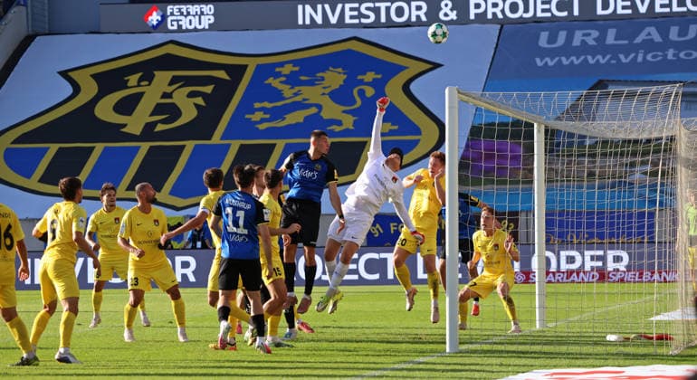 19.09.2026, Fussball, Herren, 3. Liga, Saison 2026 2027, 1. FC Saarbrücken - SG Sonnenhof Großaspach, Mladen Cvjetinovic (1. FC Saarbruecken) Maximilian Reule (SG Sonnenhof Großaspach) Leon Maier (SG Sonnenhof Großaspach) Saarbrücken Ludwigsparkstadion Saarland Deutschland Copyright: xFabianxKleerx