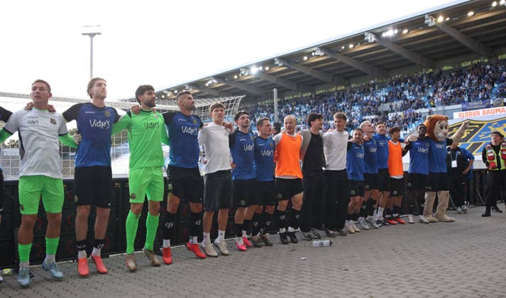 19.09.2026, Fussball, Herren, 3. Liga, Saison 2026 2027, 1. FC Saarbrücken - SG Sonnenhof Großaspach, Die Mannschaft des 1. FC Saarbrücken feiert nach dem Spiel vor der Fankurve den Sieg, Schlussjubel Saarbrücken Ludwigsparkstadion Saarland Deutschland Copyright: xFabianxKleerx