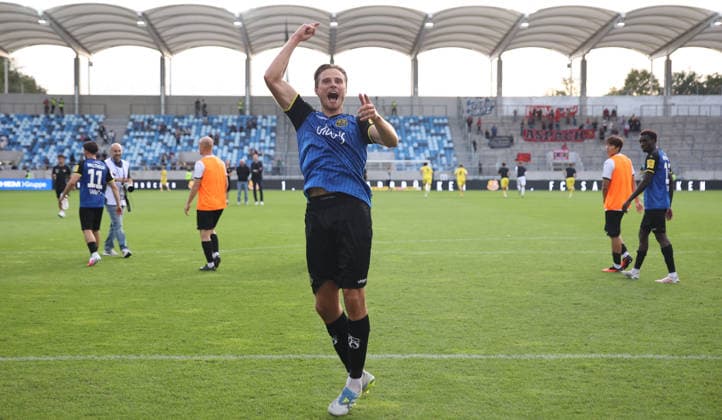 19.09.2026, Fussball, Herren, 3. Liga, Saison 2026 2027, 1. FC Saarbrücken - SG Sonnenhof Großaspach, Siemen Voet (1. FC Saarbruecken) lässt sich nach dem Spiel vor der Fankurve feiern Saarbrücken Ludwigsparkstadion Saarland Deutschland Copyright: xFabianxKleerx