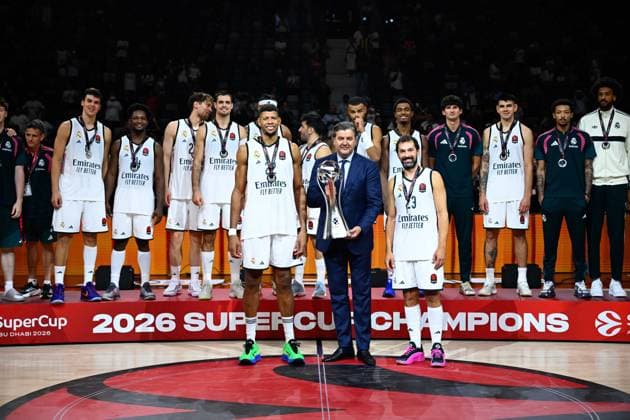 Olympiacos v Real Madrid - EuroLeague Super Cup Final ABU DHABI, UNITED ARAB EMIRATES - SEPTEMBER 19: Real Madrid players celebrate with the trophy after defeating Olympiacos 93-89 in the EuroLeague Super Cup final match at Etihad Arena in Abu Dhabi, United Arab Emirates on September 19, 2026. Arif Hudaverdi Yaman Anadolu Abu Dhabi United Arab Emirates. Editorial use only. Please get in touch for any other usage.  Copyright: x2026xAnadoluxArifxHudaverdixYamanx