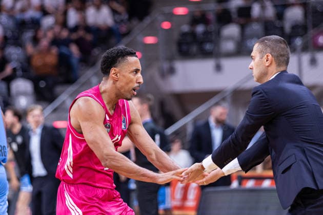 easyCredit Basketball Bundesliga, Telekom Baskets Bonn vs. Veolia Towers Hamburg, 19.09.2026 Joel Aminu (Telekom Baskets Bonn 21) klatscht mit Marko Stankovic (Telekom Baskets Bonn - Headcoach) ab -- easyCredit Basketball Bundesliga, Telekom Baskets Bonn vs. Veolia Towers Hamburg, 19.09.2026, Telekom Dome Bonn Copyright: xBEAUTIFULxSPORTS Derixx