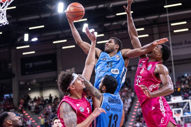 easyCredit Basketball Bundesliga, Telekom Baskets Bonn vs. Veolia Towers Hamburg, 19.09.2026 Kenneth Ogbe (Veolia Towers Hamburg 25) setzt sich durch -- easyCredit Basketball Bundesliga, Telekom Baskets Bonn vs. Veolia Towers Hamburg, 19.09.2026, Telekom Dome Bonn Copyright: xBEAUTIFULxSPORTS Derixx