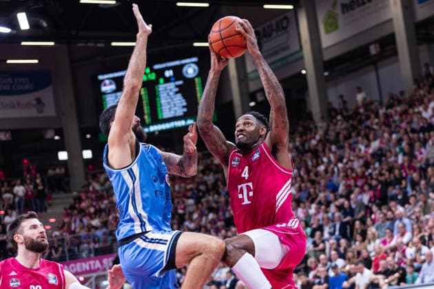 easyCredit Basketball Bundesliga, Telekom Baskets Bonn vs. Veolia Towers Hamburg, 19.09.2026 Jeff Garrett (Telekom Baskets Bonn 4) steigt gegen Martin Breunig (Veolia Towers Hamburg 13) zum Dunk hoch -- easyCredit Basketball Bundesliga, Telekom Baskets Bonn vs. Veolia Towers Hamburg, 19.09.2026, Telekom Dome Bonn Copyright: xBEAUTIFULxSPORTS Derixx