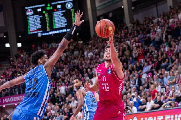 easyCredit Basketball Bundesliga, Telekom Baskets Bonn vs. Veolia Towers Hamburg, 19.09.2026 Aleksa KovaÄeviÄ‡ (Telekom Baskets Bonn 11) gegen Nicolas Pavrette (Veolia Towers Hamburg 22) -- easyCredit Basketball Bundesliga, Telekom Baskets Bonn vs. Veolia Towers Hamburg, 19.09.2026, Telekom Dome Bonn Copyright: xBEAUTIFULxSPORTS Derixx