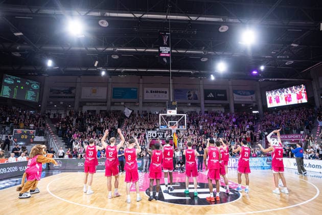easyCredit Basketball Bundesliga, Telekom Baskets Bonn vs. Veolia Towers Hamburg, 19.09.2026 Die Baskets lassen sich von ihren Fans feiern -- easyCredit Basketball Bundesliga, Telekom Baskets Bonn vs. Veolia Towers Hamburg, 19.09.2026, Telekom Dome Bonn Copyright: xBEAUTIFULxSPORTS Derixx