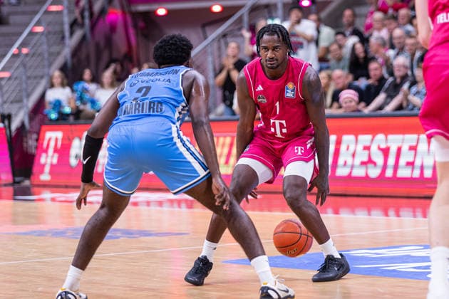 easyCredit Basketball Bundesliga, Telekom Baskets Bonn vs. Veolia Towers Hamburg, 19.09.2026 John-Michael Wright (Telekom Baskets Bonn 1) und Noah Thomasson (Veolia Towers Hamburg 2) -- easyCredit Basketball Bundesliga, Telekom Baskets Bonn vs. Veolia Towers Hamburg, 19.09.2026, Telekom Dome Bonn Copyright: xBEAUTIFULxSPORTS Derixx