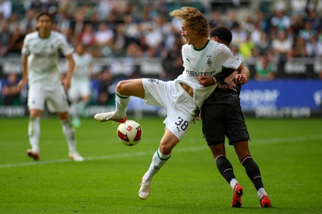 19.09.2026, GER, Fussball, Herren, Bundesliga , 1. Bundesliga, Saison 2026 2027, VfL Borussia Mönchengladbach - FSV Mainz 05 Hugo Bolin (BMG) und Phillipp Mwene (M05) im Kampf um den Ball Copyright: xSvenxHanischx