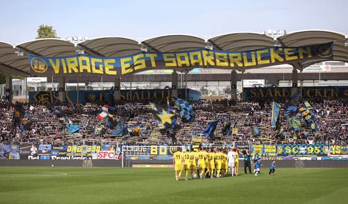 19.09.2026, Fussball, Herren, 3. Liga, Saison 2026 2027, 1. FC Saarbrücken - SG Sonnenhof Großaspach, Fans des 1. FC Saarbrücken, Virage Est Saarbrücken Saarbrücken Ludwigsparkstadion Saarland Deutschland Copyright: xFabianxKleerx