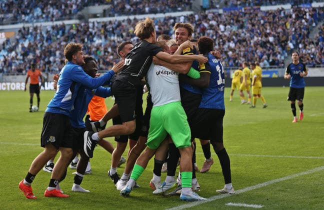 19.09.2026, Fussball, Herren, 3. Liga, Saison 2026 2027, 1. FC Saarbrücken - SG Sonnenhof Großaspach, Die Spieler des 1. FC Saarbrücken bejubeln das Siegtor von Siemen Voet (1. FC Saarbruecken) in der Nachspielzeit, Torjubel, Jubeltraube Saarbrücken Ludwigsparkstadion Saarland Deutschland Copyright: xFabianxKleerx