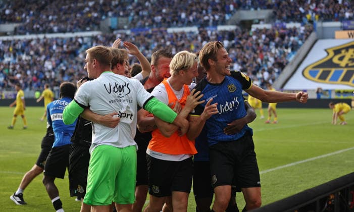 19.09.2026, Fussball, Herren, 3. Liga, Saison 2026 2027, 1. FC Saarbrücken - SG Sonnenhof Großaspach, Die Spieler des 1. FC Saarbrücken bejubeln das Siegtor von Siemen Voet (1. FC Saarbruecken) in der Nachspielzeit, Torjubel, Jubeltraube Saarbrücken Ludwigsparkstadion Saarland Deutschland Copyright: xFabianxKleerx
