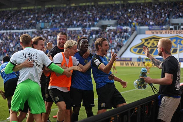 19.09.2026, Fussball, Herren, 3. Liga, Saison 2026 2027, 1. FC Saarbrücken - SG Sonnenhof Großaspach, Die Spieler des 1. FC Saarbrücken bejubeln das Siegtor von Siemen Voet (1. FC Saarbruecken) in der Nachspielzeit, Torjubel, Jubeltraube Saarbrücken Ludwigsparkstadion Saarland Deutschland Copyright: xFabianxKleerx