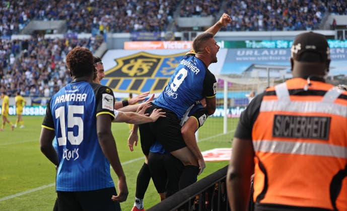 19.09.2026, Fussball, Herren, 3. Liga, Saison 2026 2027, 1. FC Saarbrücken - SG Sonnenhof Großaspach, Kai Brünker (1. FC Saarbruecken) bejubelt mit Siemen Voet (1. FC Saarbruecken) das Siegtor zum 2:1 in der Nachspielzeit Saarbrücken Ludwigsparkstadion Saarland Deutschland Copyright: xFabianxKleerx