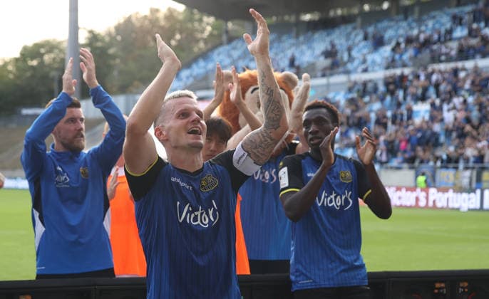 19.09.2026, Fussball, Herren, 3. Liga, Saison 2026 2027, 1. FC Saarbrücken - SG Sonnenhof Großaspach, Die Mannschaft des 1. FC Saarbrücken feiert nach dem Spiel vor der Fankurve den Sieg, Schlussjubel, Florian Pick (1. FC Saarbruecken) Saarbrücken Ludwigsparkstadion Saarland Deutschland Copyright: xFabianxKleerx