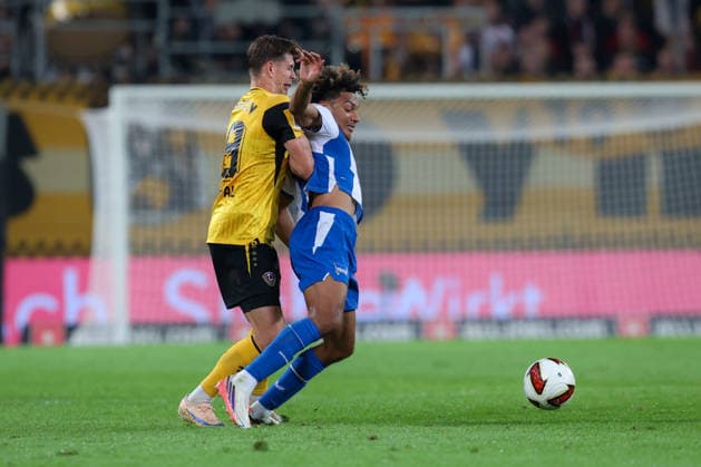 19.09.2026, xtgx, Fussball - 2.Bundesliga Dynamo Dresden - Hertha BSC Berlin v.l. Alexander Rossipal (Dresden, 19), Oluwaseun Adewumi (Hertha, 19) Zweikampf, Duell, Kampf, tackle (DFL DFB REGULATIONS PROHIBIT ANY USE OF PHOTOGRAPHS as IMAGE SEQUENCES and or QUASI-VIDEO) Dresden