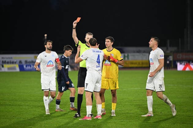 19.09.2026, GER, Fussball, Regionalliga Nord, 10.Spieltag, Saison 2026 2027, Oldenburg, Marschwegstadion, VfB Oldenburg vs SSV Jeddeloh II Rudelbildung nach dem groben Foul von Philip GRAMBERG ( SSV Jeddeloh II 4 ) an Mats FACKLAM( VfB Oldenburg 29 ) gibt es die rote Karte Oldenburg Marschwegstadion Niedersachsen Deutschland Copyright: xnordphotoxGmbHx xRojahnx