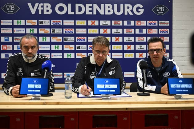 19.09.2026, GER, Fussball, Regionalliga Nord, 10.Spieltag, Saison 2026 2027, Oldenburg, Marschwegstadion, VfB Oldenburg vs SSV Jeddeloh II Die PK nach dem Spiel Dario FOSSI ( VfB Oldenburg Trainer Coach ) Fabian SPECKMANN ( VfB Oldenburg Medienbeauftragter ) und Kristian ARAMBASIC ( SSV Jeddeloh II Trainer ) Oldenburg Marschwegstadion Niedersachsen Deutschland Copyright: xnordphotoxGmbHx xRojahnx